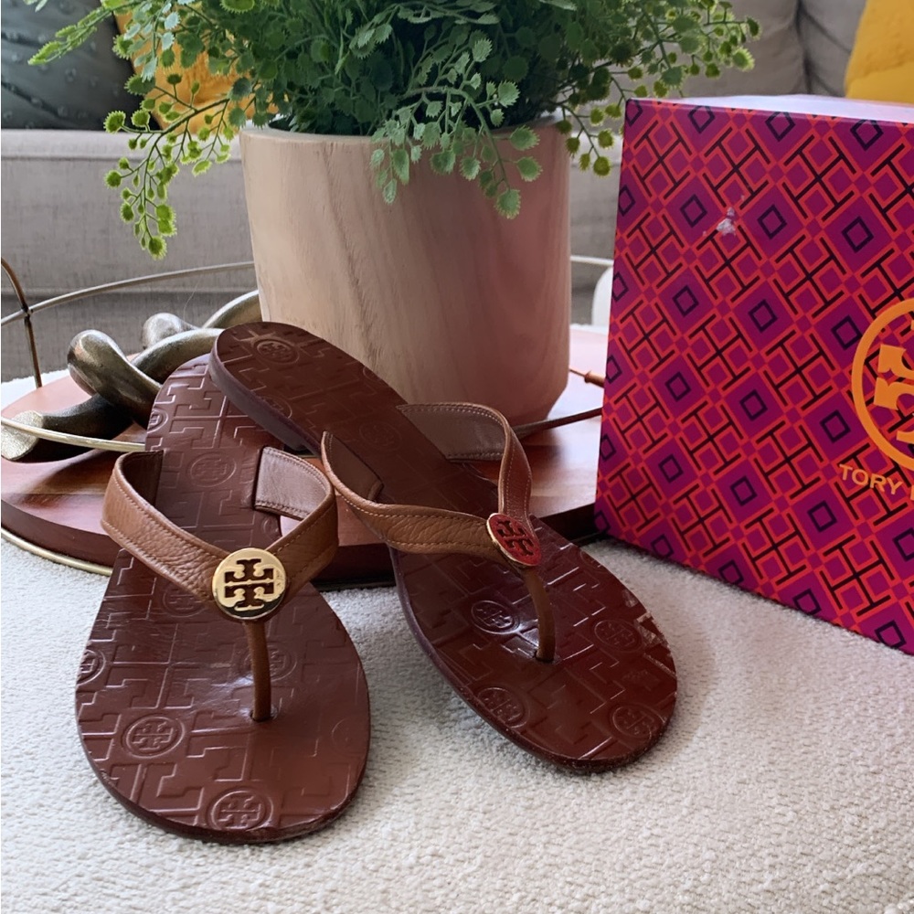 Tory Burch classic leather flip flop. Size 7M
